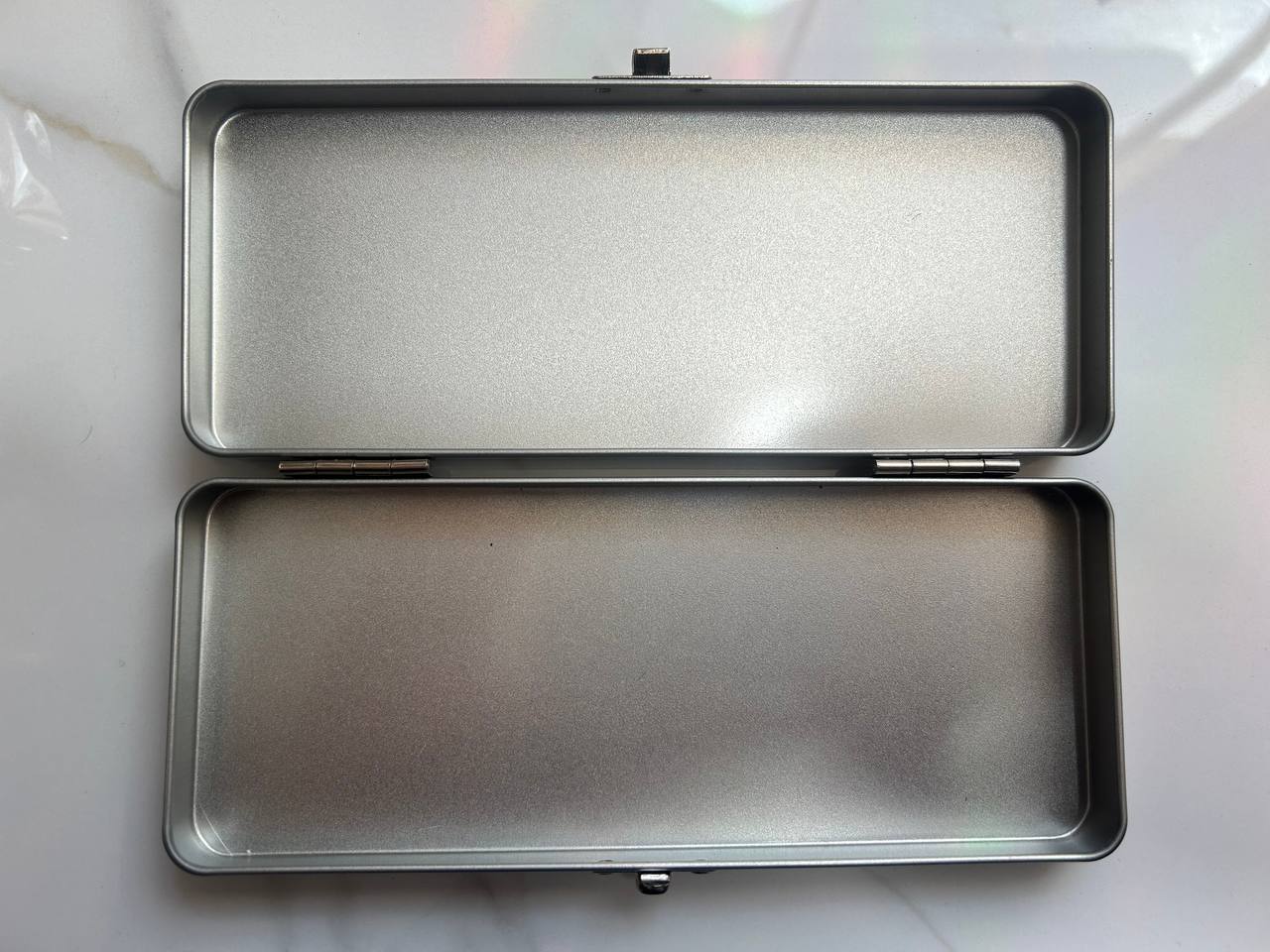 Estuche de almacenamiento plateado